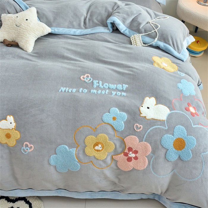 91家纺网 家纺一手货源 找家纺 兰紫橙家纺 2025新款亲肤舒适毛巾绣牛奶绒四件套 桃花朵朵开-绅士灰