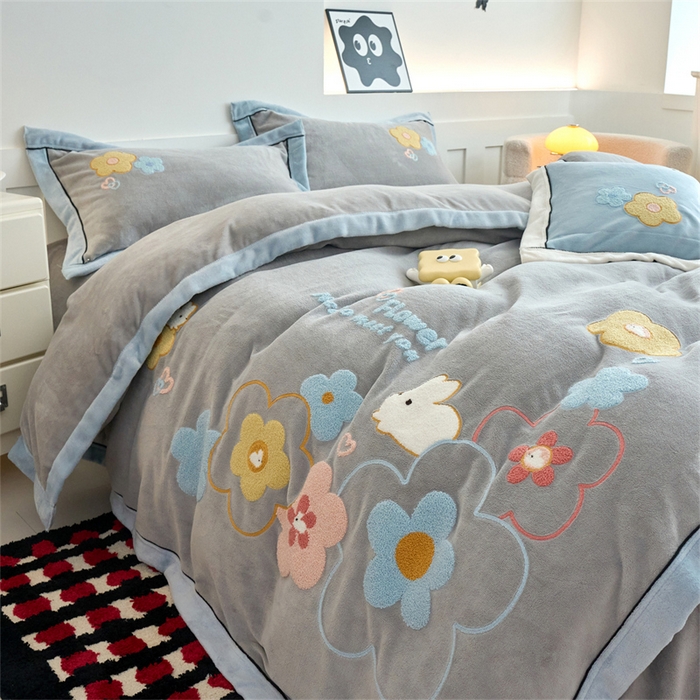 91家纺网 家纺一手货源 找家纺 兰紫橙家纺 2025新款亲肤舒适毛巾绣牛奶绒四件套 桃花朵朵开-绅士灰