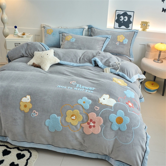 91家纺网 家纺一手货源 找家纺 兰紫橙家纺 2025新款亲肤舒适毛巾绣牛奶绒四件套 桃花朵朵开-绅士灰