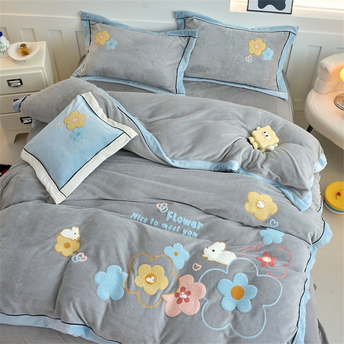 91家纺网 家纺一手货源 找家纺 兰紫橙家纺 2025新款亲肤舒适毛巾绣牛奶绒四件套 桃花朵朵开-绅士灰