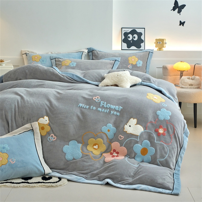 91家纺网 家纺一手货源 找家纺 兰紫橙家纺 2025新款亲肤舒适毛巾绣牛奶绒四件套 桃花朵朵开-绅士灰