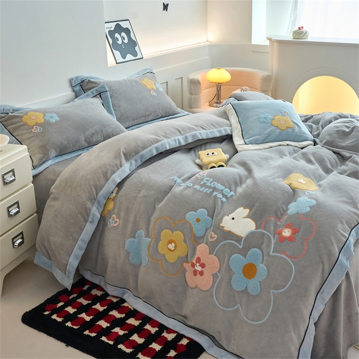 91家纺网 家纺一手货源 找家纺 兰紫橙家纺 2025新款亲肤舒适毛巾绣牛奶绒四件套 桃花朵朵开-绅士灰