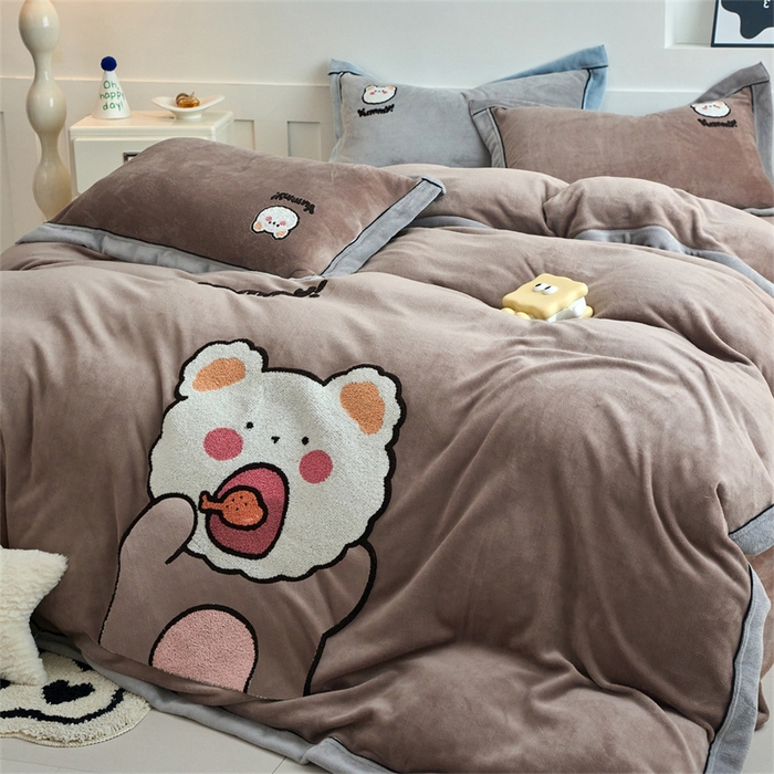 91家纺网 家纺一手货源 找家纺 兰紫橙家纺 2025新款亲肤舒适毛巾绣牛奶绒四件套 小熊-摩卡棕
