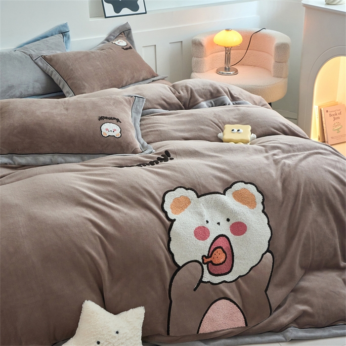 91家纺网 家纺一手货源 找家纺 兰紫橙家纺 2025新款亲肤舒适毛巾绣牛奶绒四件套 小熊-摩卡棕