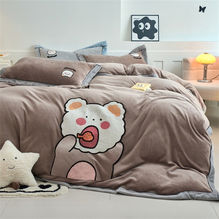 91家纺网 家纺一手货源 找家纺 兰紫橙家纺 2025新款亲肤舒适毛巾绣牛奶绒四件套 小熊-摩卡棕