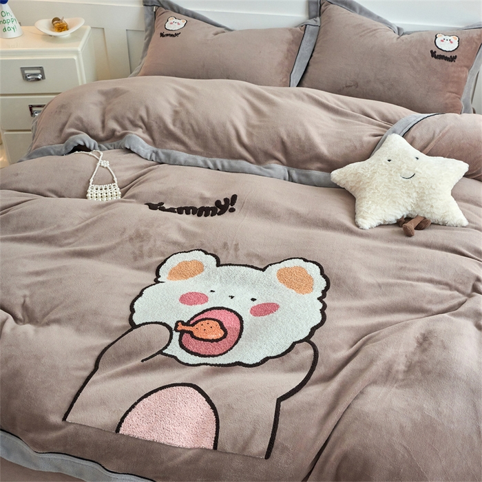 91家纺网 家纺一手货源 找家纺 兰紫橙家纺 2025新款亲肤舒适毛巾绣牛奶绒四件套 小熊-摩卡棕