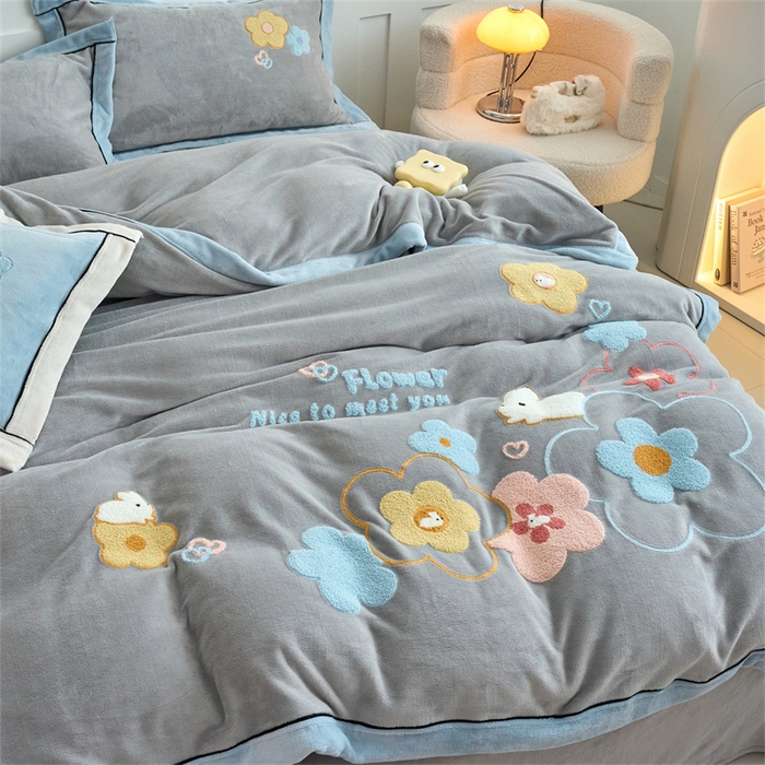 91家纺网 家纺一手货源 找家纺 兰紫橙家纺 2025新款亲肤舒适毛巾绣牛奶绒四件套 桃花朵朵开-绅士灰