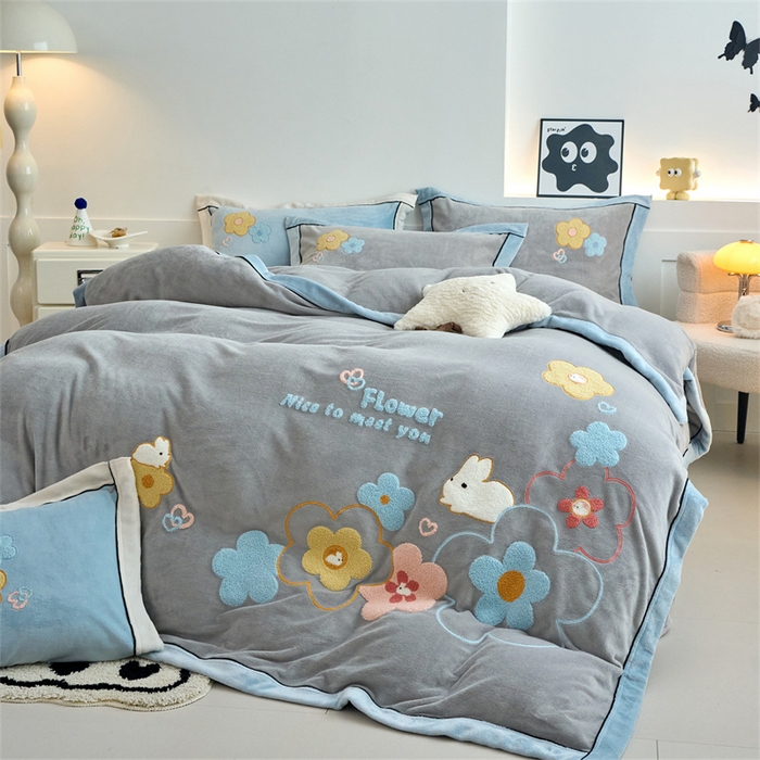 91家纺网 家纺一手货源 找家纺 兰紫橙家纺 2025新款亲肤舒适毛巾绣牛奶绒四件套 桃花朵朵开-绅士灰