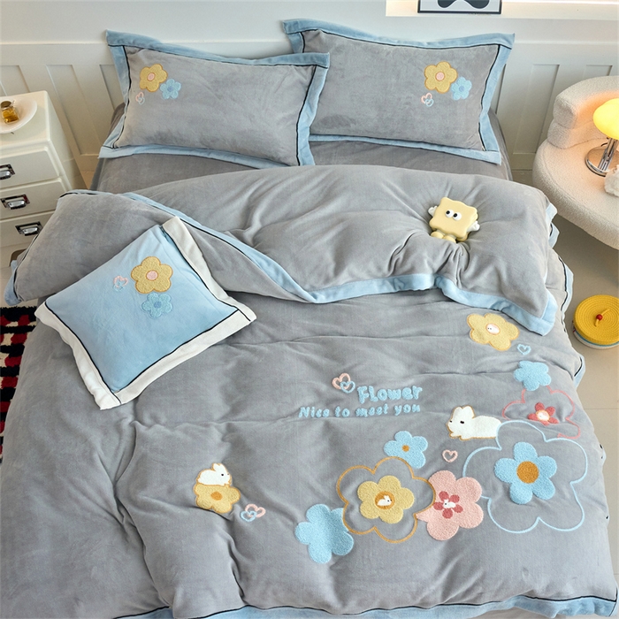 91家纺网 家纺一手货源 找家纺 兰紫橙家纺 2025新款亲肤舒适毛巾绣牛奶绒四件套 桃花朵朵开-绅士灰