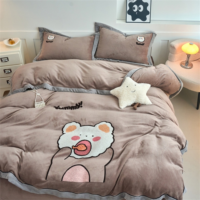 91家纺网 家纺一手货源 找家纺 兰紫橙家纺 2025新款亲肤舒适毛巾绣牛奶绒四件套 小熊-摩卡棕