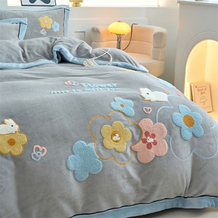 91家纺网 家纺一手货源 找家纺 兰紫橙家纺 2025新款亲肤舒适毛巾绣牛奶绒四件套 桃花朵朵开-绅士灰