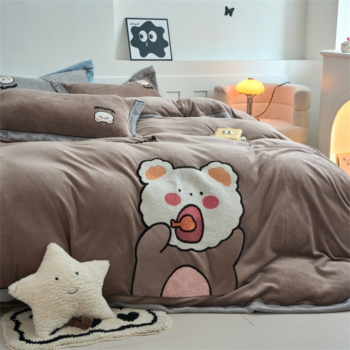 91家纺网 家纺一手货源 找家纺 兰紫橙家纺 2025新款亲肤舒适毛巾绣牛奶绒四件套 小熊-摩卡棕