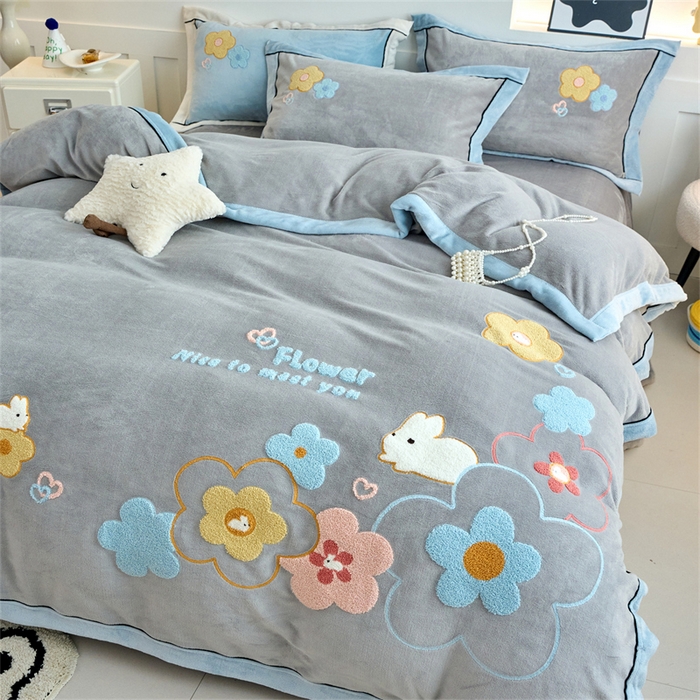 91家纺网 家纺一手货源 找家纺 兰紫橙家纺 2025新款亲肤舒适毛巾绣牛奶绒四件套 桃花朵朵开-绅士灰