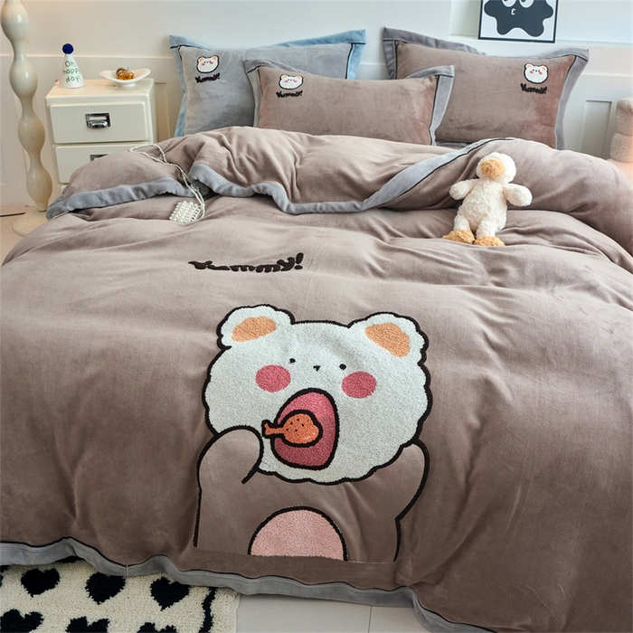 91家纺网 家纺一手货源 找家纺 兰紫橙家纺 2025新款亲肤舒适毛巾绣牛奶绒四件套 小熊-摩卡棕