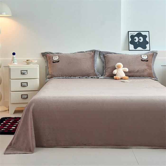 91家纺网 家纺一手货源 找家纺 兰紫橙家纺 2025新款亲肤舒适毛巾绣牛奶绒四件套 小熊-摩卡棕