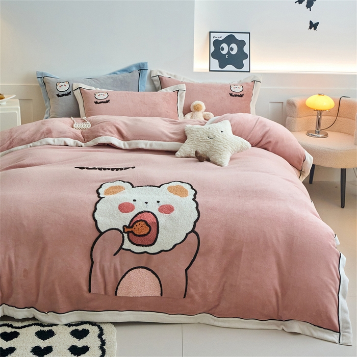 91家纺网 家纺一手货源 找家纺 兰紫橙家纺 2025新款亲肤舒适毛巾绣牛奶绒四件套 小熊-星柚粉