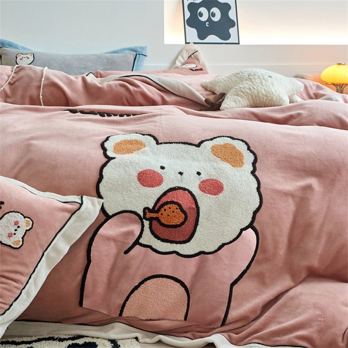 91家纺网 家纺一手货源 找家纺 兰紫橙家纺 2025新款亲肤舒适毛巾绣牛奶绒四件套 小熊-星柚粉