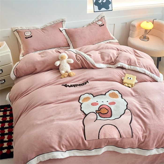 91家纺网 家纺一手货源 找家纺 兰紫橙家纺 2025新款亲肤舒适毛巾绣牛奶绒四件套 小熊-星柚粉