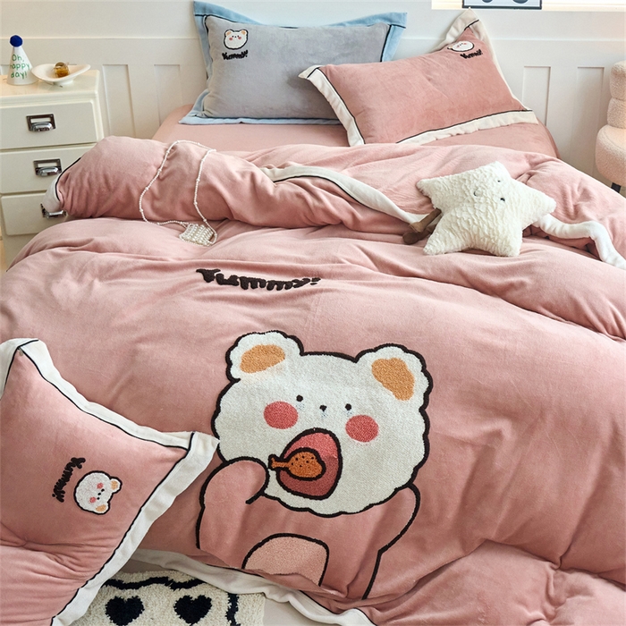 91家纺网 家纺一手货源 找家纺 兰紫橙家纺 2025新款亲肤舒适毛巾绣牛奶绒四件套 小熊-星柚粉