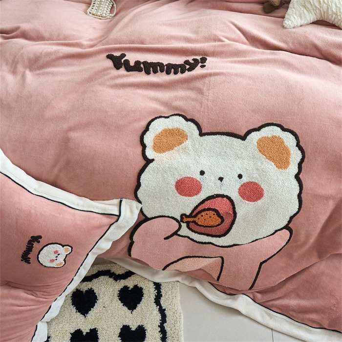 91家纺网 家纺一手货源 找家纺 兰紫橙家纺 2025新款亲肤舒适毛巾绣牛奶绒四件套 小熊-星柚粉