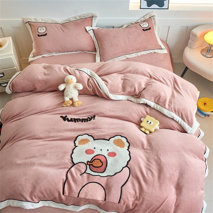 91家纺网 家纺一手货源 找家纺 兰紫橙家纺 2025新款亲肤舒适毛巾绣牛奶绒四件套 小熊-星柚粉