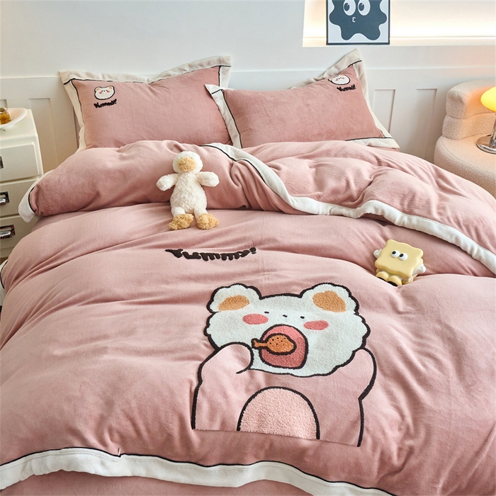 91家纺网 家纺一手货源 找家纺 兰紫橙家纺 2025新款亲肤舒适毛巾绣牛奶绒四件套 小熊-星柚粉