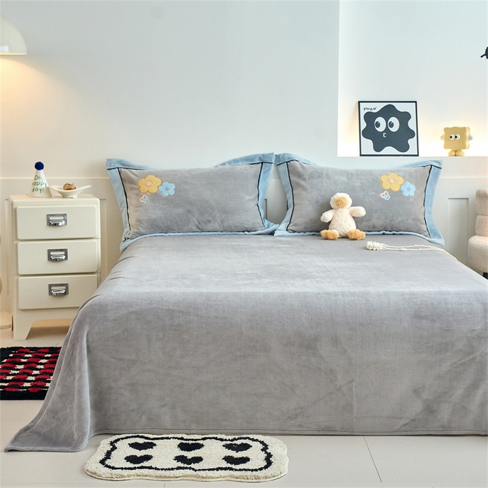 91家纺网 家纺一手货源 找家纺 兰紫橙家纺 2025新款亲肤舒适毛巾绣牛奶绒四件套 桃花朵朵开-绅士灰