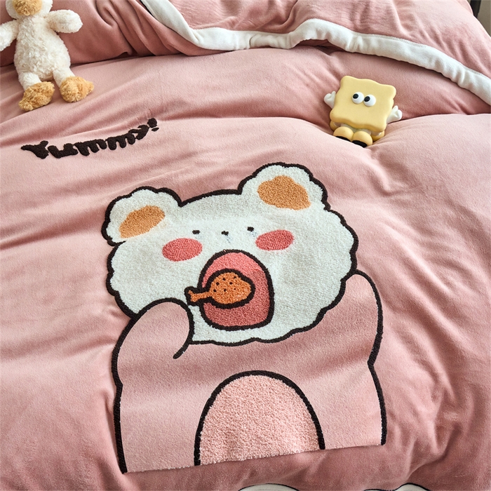 91家纺网 家纺一手货源 找家纺 兰紫橙家纺 2025新款亲肤舒适毛巾绣牛奶绒四件套 小熊-星柚粉