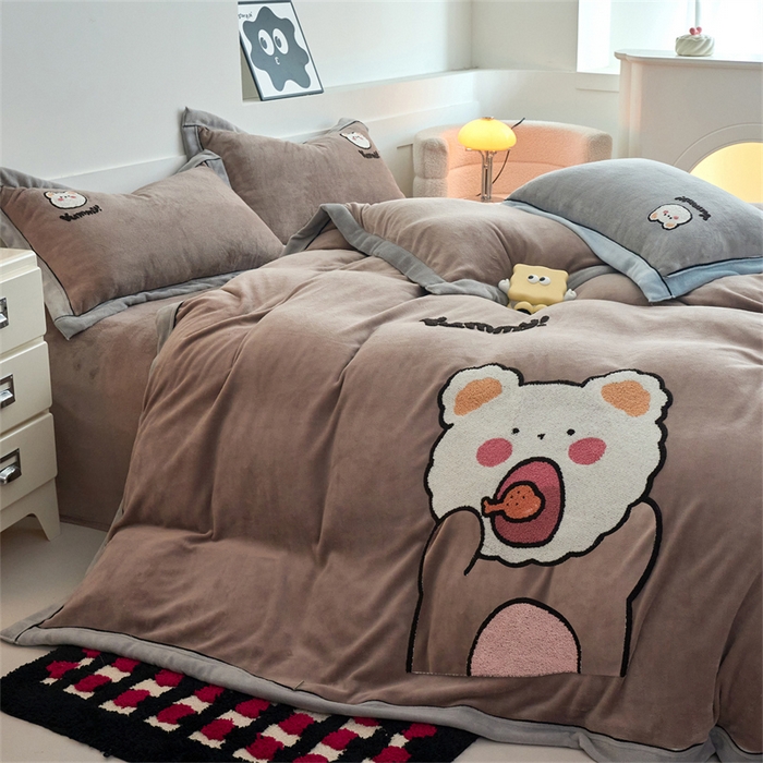 91家纺网 家纺一手货源 找家纺 兰紫橙家纺 2025新款亲肤舒适毛巾绣牛奶绒四件套 小熊-摩卡棕