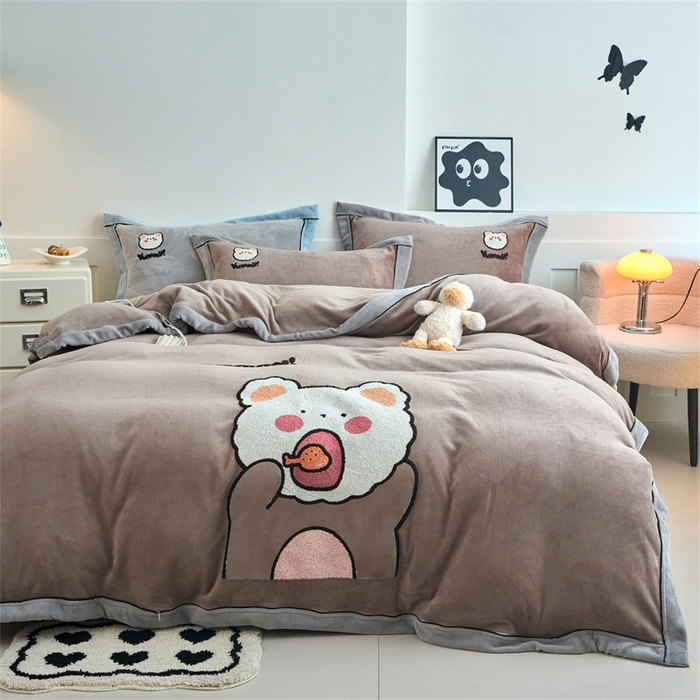 91家纺网 家纺一手货源 找家纺 兰紫橙家纺 2025新款亲肤舒适毛巾绣牛奶绒四件套 小熊-摩卡棕