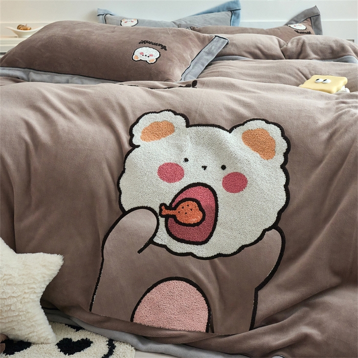 91家纺网 家纺一手货源 找家纺 兰紫橙家纺 2025新款亲肤舒适毛巾绣牛奶绒四件套 小熊-摩卡棕