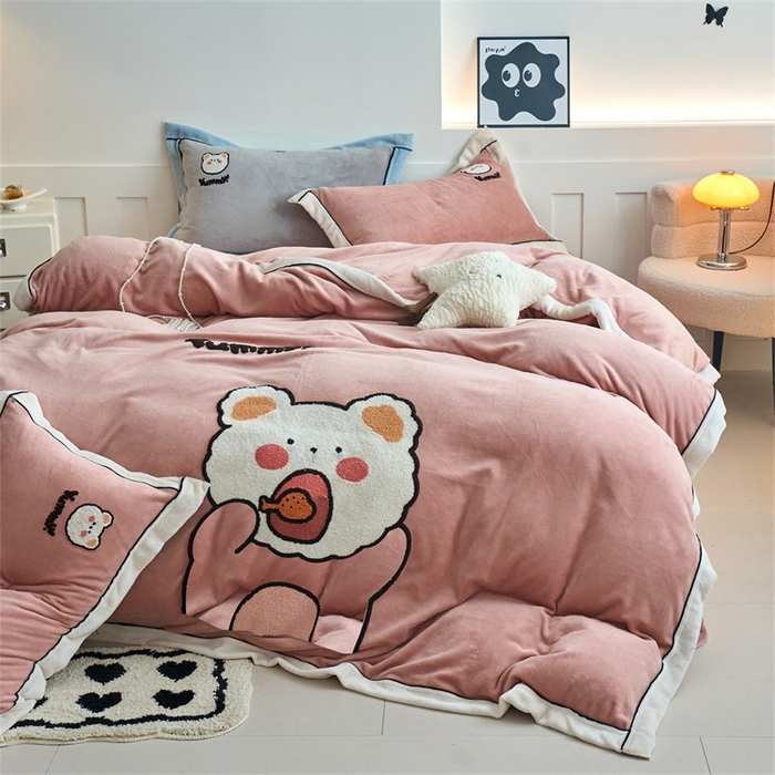 91家纺网 家纺一手货源 找家纺 兰紫橙家纺 2025新款亲肤舒适毛巾绣牛奶绒四件套 小熊-星柚粉