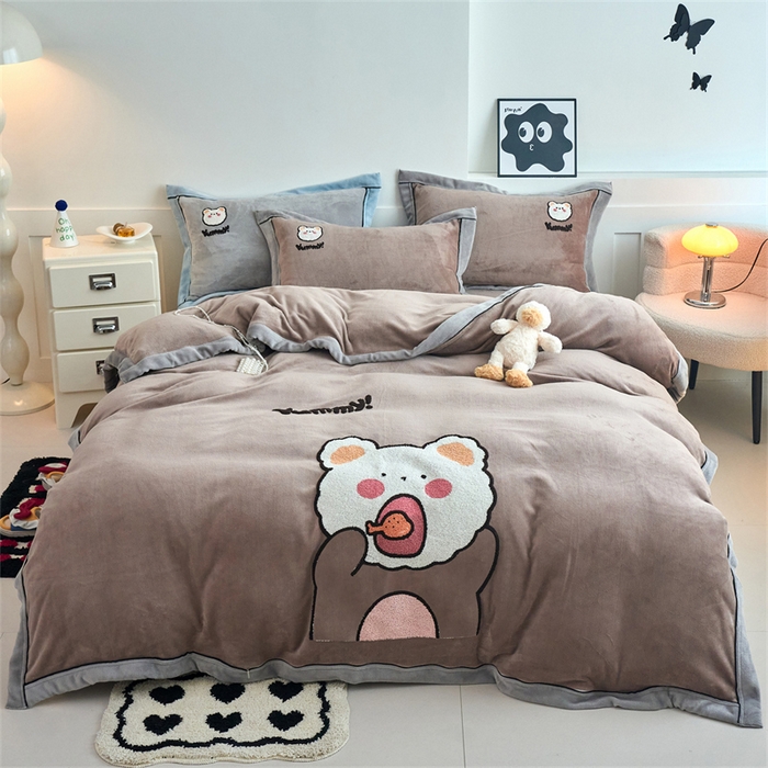 91家纺网 家纺一手货源 找家纺 兰紫橙家纺 2025新款亲肤舒适毛巾绣牛奶绒四件套 小熊-摩卡棕