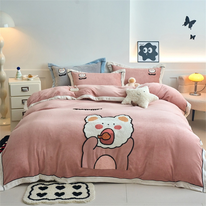 91家纺网 家纺一手货源 找家纺 兰紫橙家纺 2025新款亲肤舒适毛巾绣牛奶绒四件套 小熊-星柚粉