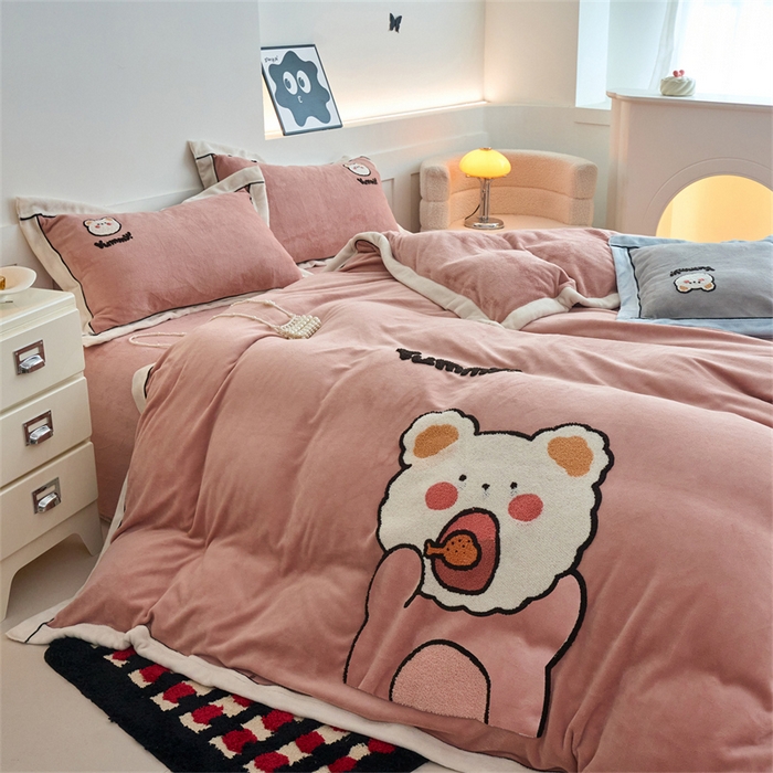 91家纺网 家纺一手货源 找家纺 兰紫橙家纺 2025新款亲肤舒适毛巾绣牛奶绒四件套 小熊-星柚粉