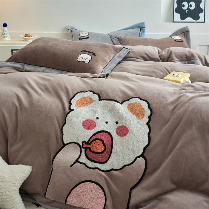 91家纺网 家纺一手货源 找家纺 兰紫橙家纺 2025新款亲肤舒适毛巾绣牛奶绒四件套 小熊-摩卡棕