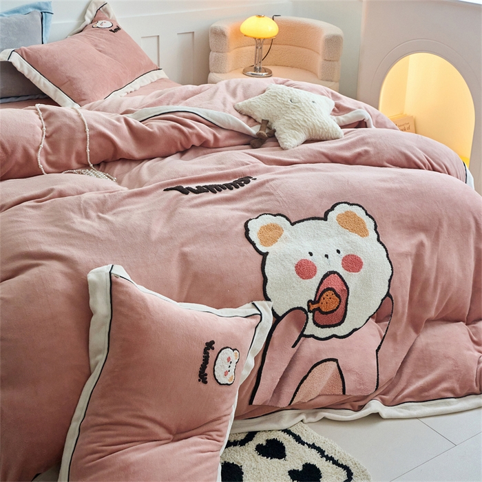 91家纺网 家纺一手货源 找家纺 兰紫橙家纺 2025新款亲肤舒适毛巾绣牛奶绒四件套 小熊-星柚粉