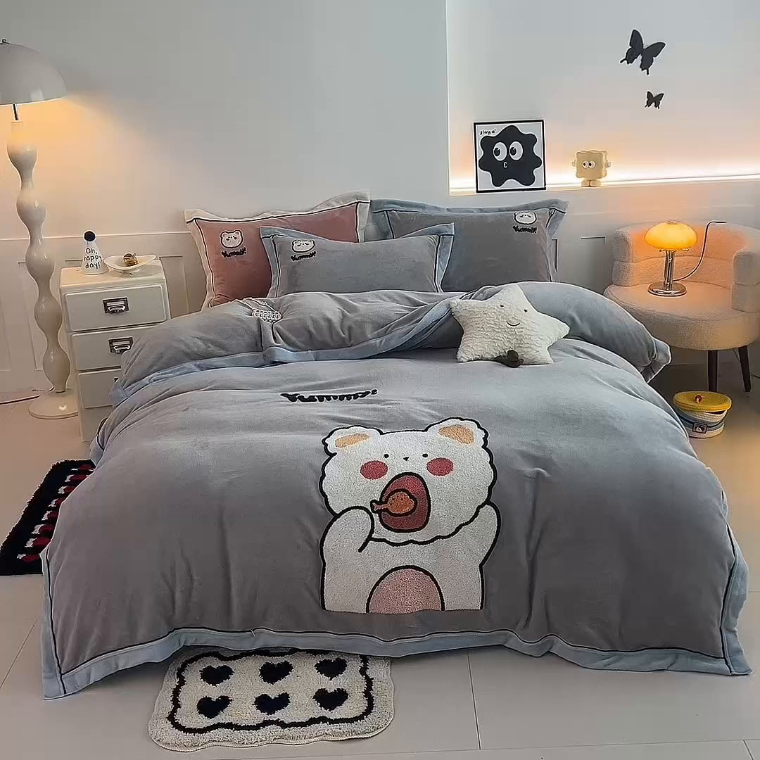 91家纺网 家纺一手货源 找家纺 兰紫橙家纺 2025新款亲肤舒适毛巾绣牛奶绒四件套 小熊-绅士灰