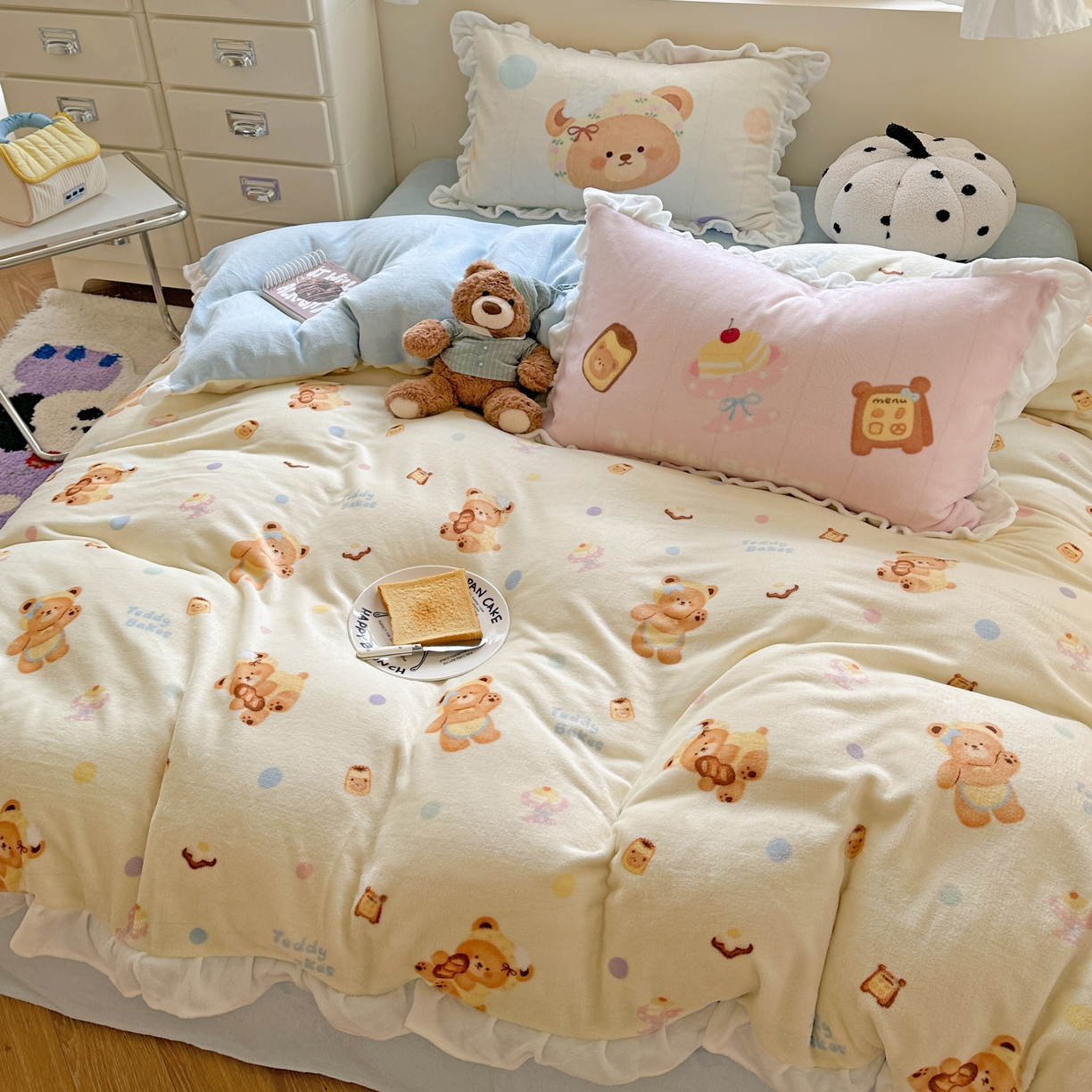 91家纺网 家纺一手货源 找家纺 美乐迪家纺 2025新款加厚牛奶绒花边四件套 烘焙熊