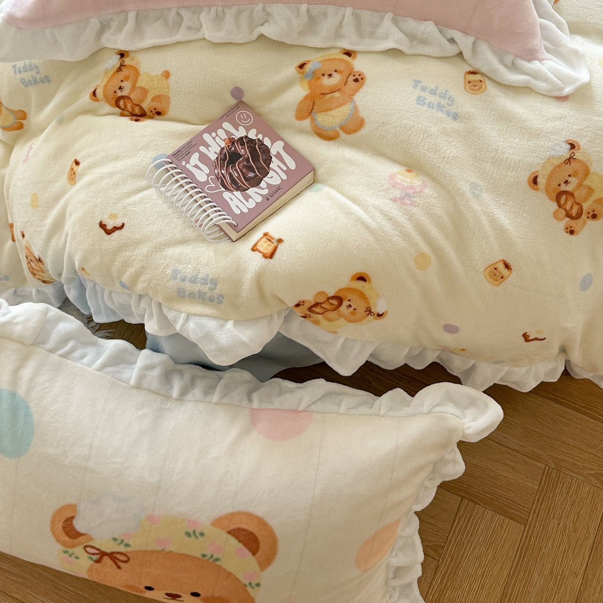 91家纺网 家纺一手货源 找家纺 美乐迪家纺 2025新款加厚牛奶绒花边四件套 烘焙熊