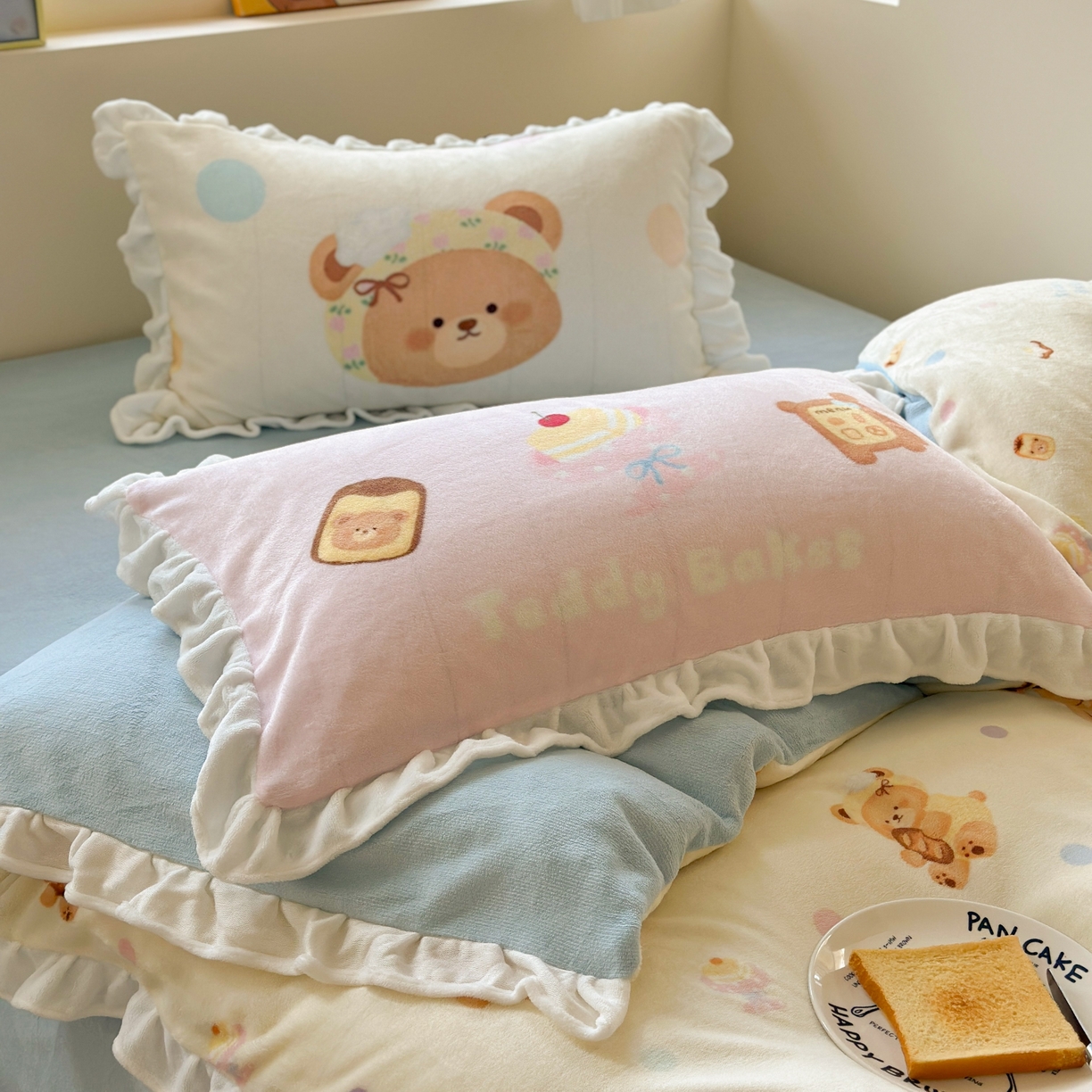 91家纺网 家纺一手货源 找家纺 美乐迪家纺 2025新款加厚牛奶绒花边四件套 烘焙熊