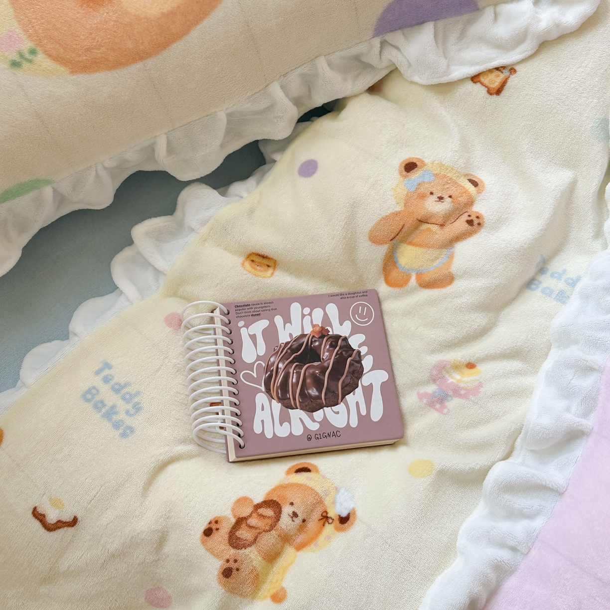 91家纺网 家纺一手货源 找家纺 美乐迪家纺 2025新款加厚牛奶绒花边四件套 烘焙熊