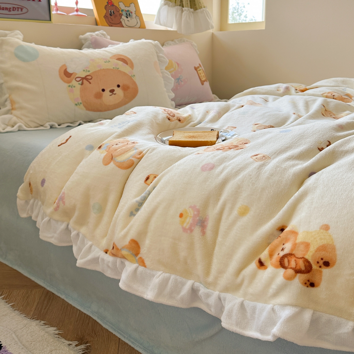 91家纺网 家纺一手货源 找家纺 美乐迪家纺 2025新款加厚牛奶绒花边四件套 烘焙熊