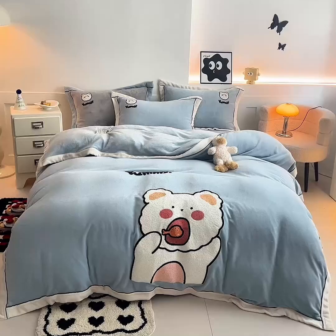 91家纺网 家纺一手货源 找家纺 兰紫橙家纺 2025新款亲肤舒适毛巾绣牛奶绒四件套 小熊-天空蓝