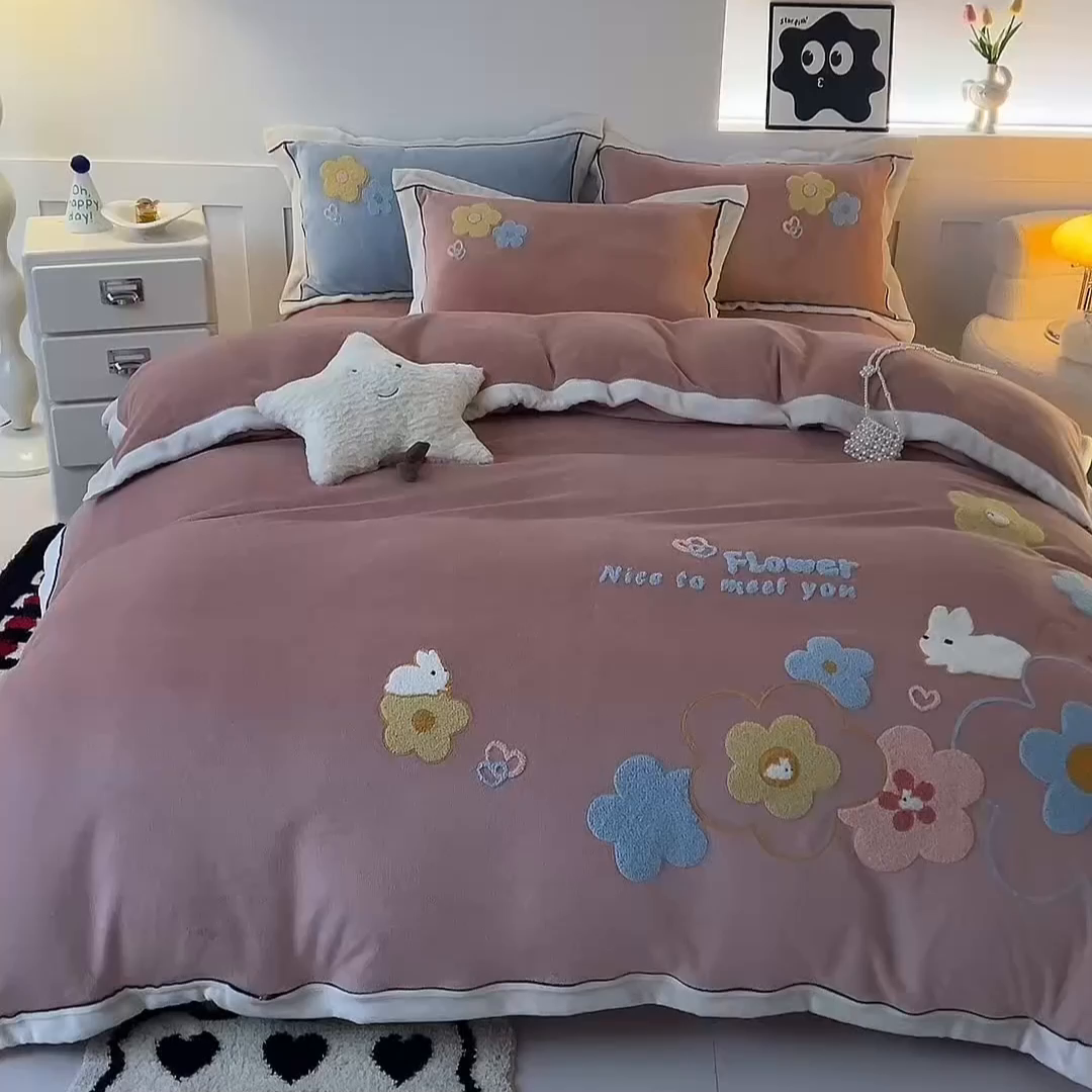 91家纺网 家纺一手货源 找家纺 兰紫橙家纺 2025新款亲肤舒适毛巾绣牛奶绒四件套 桃花朵朵开-星柚粉