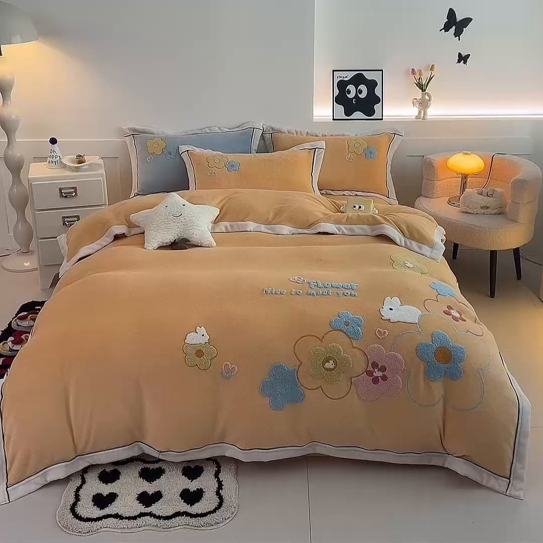 91家纺网 家纺一手货源 找家纺 兰紫橙家纺 2025新款亲肤舒适毛巾绣牛奶绒四件套 桃花朵朵开-雏菊黄