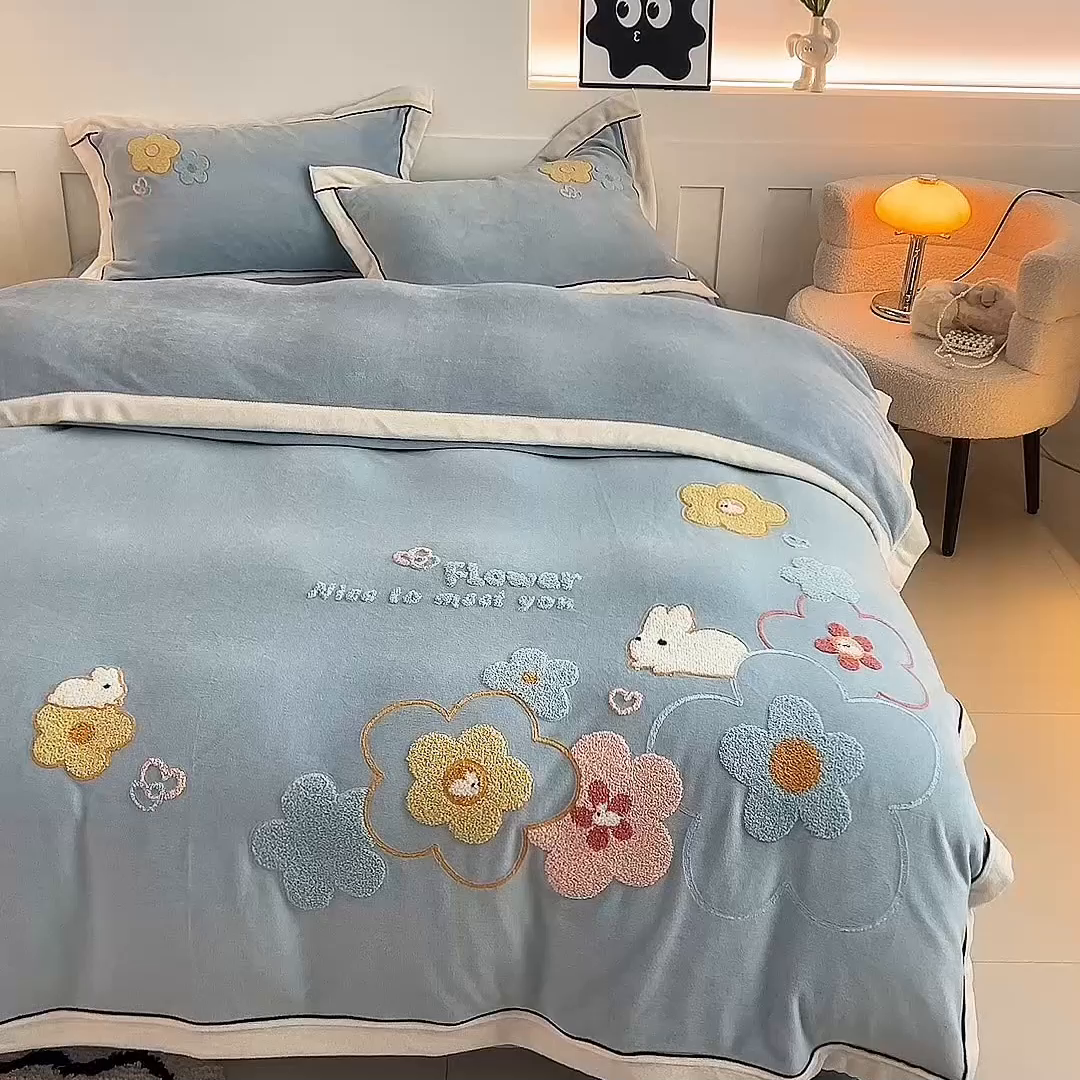 91家纺网 家纺一手货源 找家纺 兰紫橙家纺 2025新款亲肤舒适毛巾绣牛奶绒四件套 桃花朵朵开-天空蓝