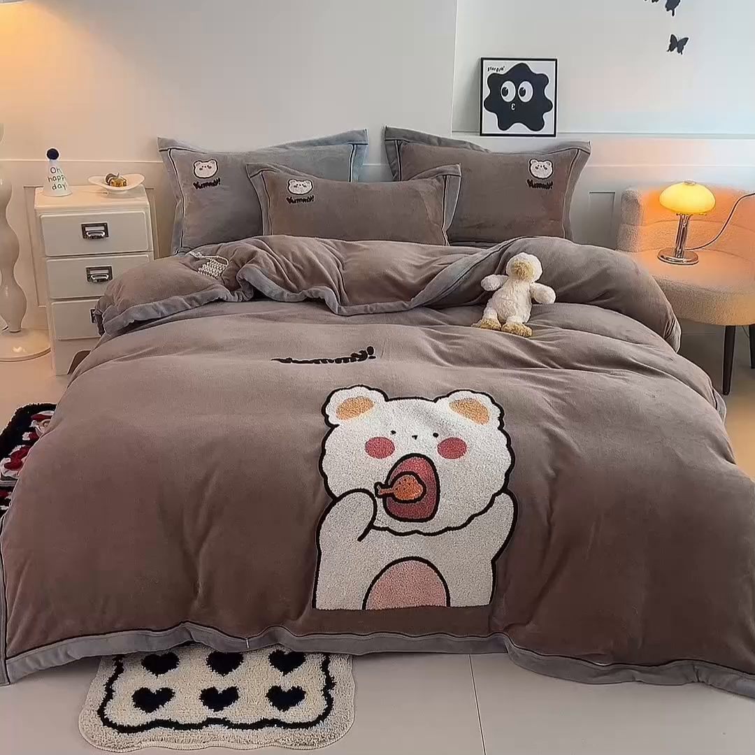 91家纺网 家纺一手货源 找家纺 兰紫橙家纺 2025新款亲肤舒适毛巾绣牛奶绒四件套 小熊-摩卡棕