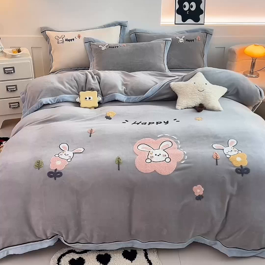 91家纺网 家纺一手货源 找家纺 兰紫橙家纺 2025新款亲肤舒适毛巾绣牛奶绒四件套 开心兔-绅士灰