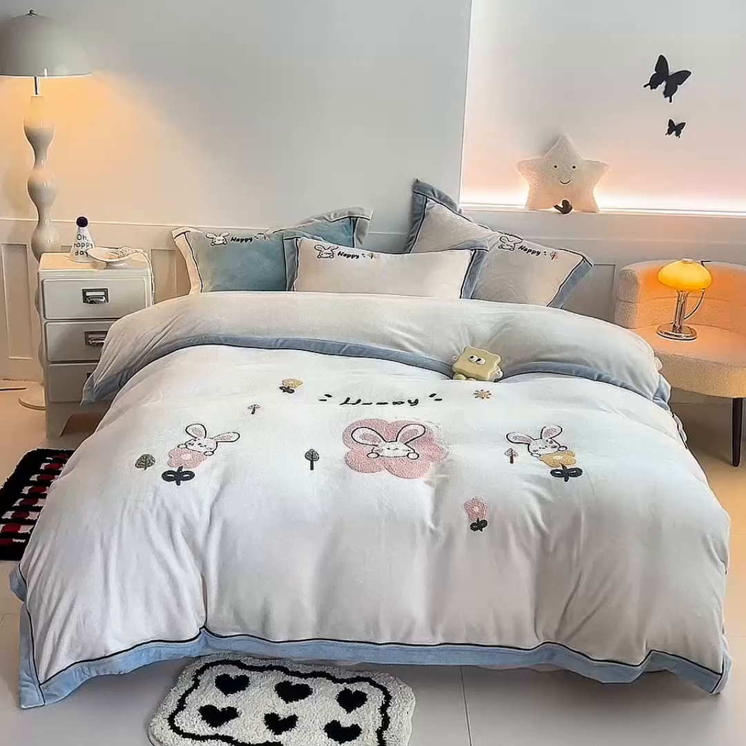 91家纺网 家纺一手货源 找家纺 （总）兰紫橙家纺 2025新款亲肤舒适毛巾绣牛奶绒四件套 8斤重